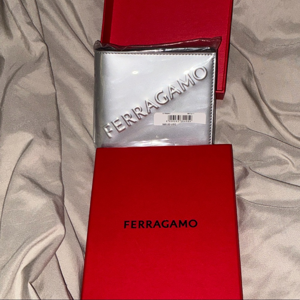 BNWT Salvatore Ferragamo Silver Men’s Card & Key Holder